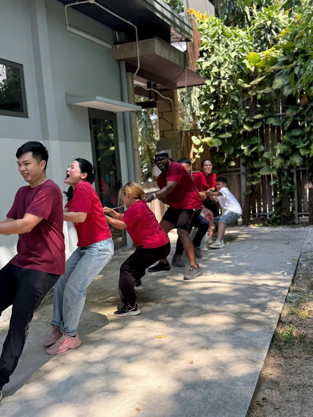 Trẻ vui chơi ngoài trời